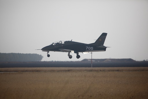 Căpitanul Oana Andreea Ardeleanu a devenit prima femeie-pilot instructor pe un avion echipat cu motor cu reacţie din cadrul Forţelor Aeriene Române. FOTO