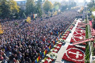 Pelerinajul de la Iaşi continuă: Peste 20.000 de oameni au participat la Liturghie, iar 100.000 s-au închinat la moaşte; timpul de aşteptare depăşeşte 12 ore. FOTO