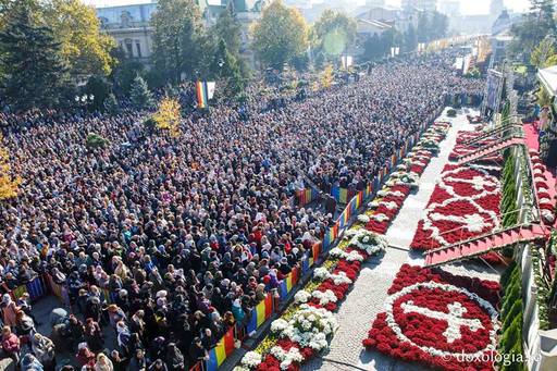 Pelerinajul de la Iaşi continuă: Peste 20.000 de oameni au participat la Liturghie, iar 100.000 s-au închinat la moaşte; timpul de aşteptare depăşeşte 12 ore. FOTO