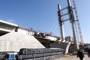Primăria Capitalei anunţă că întârzierile la proiectul "străpungere Ciurel - nod rutier Virtuţii" au fost recuperate; se lucrează la tensionarea hobanelor şi la relocarea conductelor Elcen. FOTO