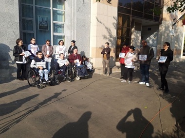 CNAS anunţă, după un protest al pacienţilor cu amiotrofie spinală, că a început tratamentul primilor trei bolnavi cu un medicament inovator. Anul acesta ar putea fi trataţi 20 de pacienţi