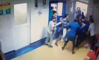 Urgenţa Spitalului Judeţean Buzău, evacuată după ce mai multe persoane s-au luat la bătaie şi au pulverizat spray lacrimogen. VIDEO