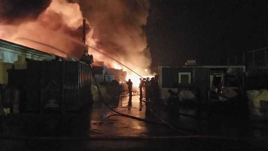 Sibiu: Incendiul de la depozitul de uleiuri folosite şi vopsea se manifestă pe aproape 2.600 de metri pătraţi; s-a întrunit Comitetul Judeţean pentru Situaţii de Urgenţă 