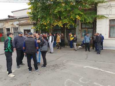Protest spontan al angajaţilor unei firme a Consiliului Local Ploieşti; oamenii au întrerupt lucrul şi s-au strâns în curtea unităţii