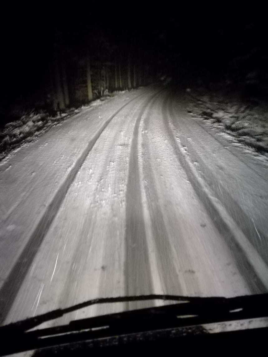 Intervenţie a drumarilor pe DN 13 B, între Praid şi Borzon, unde stratul de zăpadă pe carosabil a avut 1-2 centimetri. FOTO