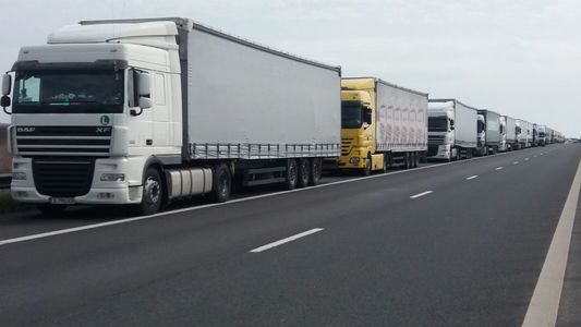 Coloane mari de camioane la ieşirea din ţară prin vestul ţării, după ce Ungaria a interzis traficul greu 24 de ore; şoferii aşteaptă până la şase ore