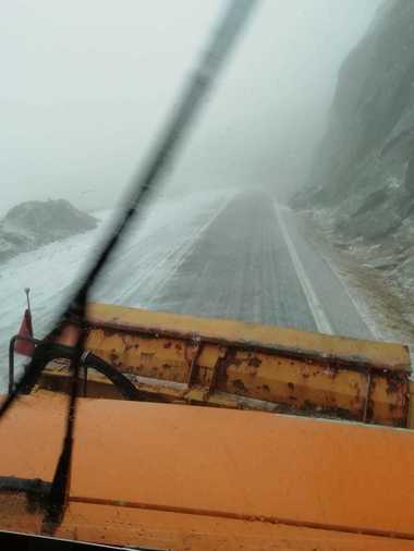 Ninge abundent pe Transfăgărăşan, iar drumarii intervin cu un utilaj pentru a păstra drumul practicabil; meteorologii anunţă că ninsorile vor continua, iar la Bâlea Lac vor fi minus 13 grade Celsius. FOTO/ VIDEO