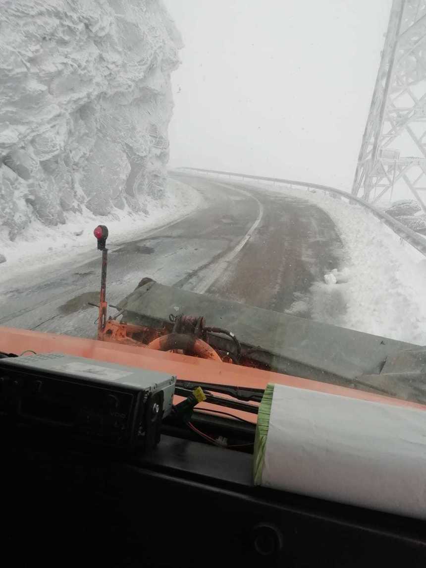 Peste patruzeci şi cinci de tone de sare, folosite pentru deszăpezire pe Transfăgărăşan; drumul se va închide în 31 octombrie