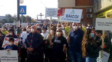 Protest autorizat faţă de poluarea aerului în oraşul Băicoi, Prahova. Oamenii acuză că nu mai pot respira din cauza mirosurilor emanate de o groapă de gunoi - FOTO, VIDEO

