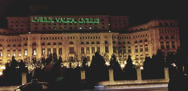 Proiecţie laser cu mesajul "Liviule, valiza, Liviule!", pe clădirea Parlamentului