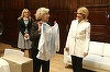 Gabriela Firea i-a oferit cadou primarului din Madrid o vază pe care cinci oameni s-au chinuit să o scoată dintr-o cutie de carton învelită în două rânduri de hârtie - VIDEO