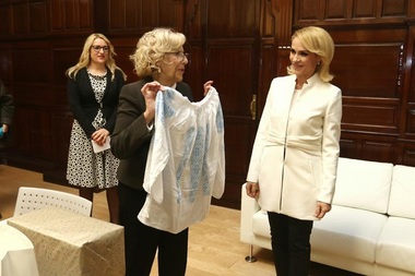 Gabriela Firea i-a oferit cadou primarului din Madrid o vază pe care cinci oameni s-au chinuit să o scoată dintr-o cutie de carton învelită în două rânduri de hârtie - VIDEO