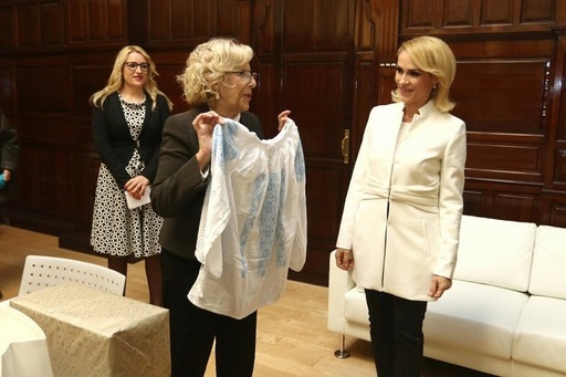 Gabriela Firea i-a oferit cadou primarului din Madrid o vază pe care cinci oameni s-au chinuit să o scoată dintr-o cutie de carton învelită în două rânduri de hârtie - VIDEO