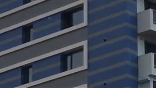 Constanţa: Un bărbat a fost amendat de poliţiştii locali cu 400 de lei pentru că arunca bucăţi de beton de la etajul opt al unui bloc. VIDEO