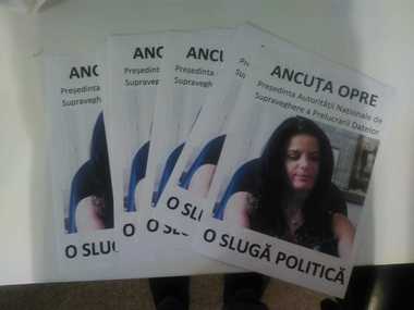 Mai multe persoane au lipit afişe cu poza şefei ANSPDCP pe bilele de la Piaţa Romană şi pe clădirea în care îşi are instituţia sediul, apoi au aruncat cu ouă în ele, în semn de solidaritate cu jurnaliştii Rise Project