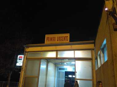 Alertă la Ploieşti, după ce un bărbat a sunat la 112 şi a anunţat că ar fi amplasate dispozitive explozive la Spitalul Judeţean şi la un supermarket; 150 de oameni au fost evacuaţi 