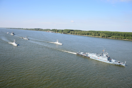 Nouă nave militare şi peste 300 de marinari participă la un exerciţiu pe Dunăre