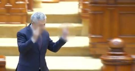 UPDATE - Mesaje obscene pe gardul locuinţei lui Florin Iordache, după gestul făcut în Parlament. Precizările poliţiei - FOTO, VIDEO