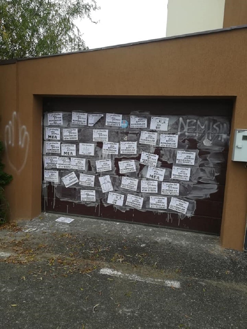 Amenzi în valoare totală de 1.800 de lei pentru protestatarii care au scris mesaje obscene pe gardul şi pe garajul locuinţei lui Florin Iordache