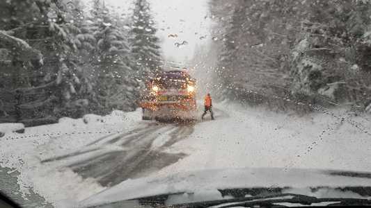 CNAIR: Niciun drum naţional nu este închis sau restricţionat din cauza fenomenelor meteorologice; s-au răspândit peste 4.600 tone material antiderapant. VIDEO