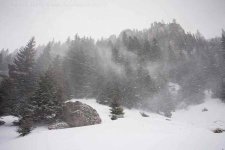 Salvamontiştii din Neamţ avertizează că în zona înaltă a judeţului a nins abundent, iar până la finalizarea unor operaţiuni pentru siguranţa traseelor turiştilor li se recomandă să nu urce pe munte. VIDEO