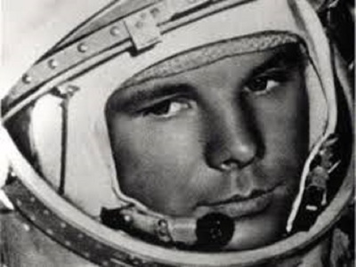 Bustul cosmonautului rus Yuri Gagarin şi statuia generalului Constantin N. Hârjeu, amplasate în Bucureşti