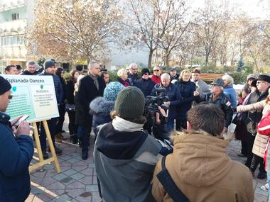 Zeci de persoane au protestat, la Iaşi, nemulţumite că Primăria a autorizat împrejmuirea unui teren, pe care vor fi ridicate mai multe blocuri. FOTO