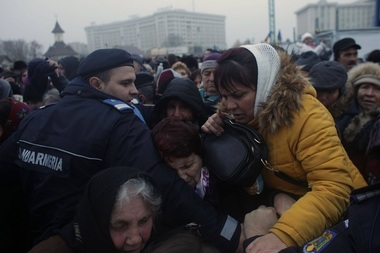 Mai mulţi participanţi la manifestările de la Catedrala Mântuirii Neamului au încercat să forţeze cordonul jandarmilor. FOTO