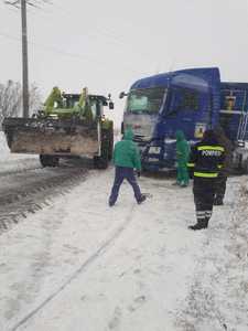 IGSU: Intervenţii ale autorităţilor din cauza vremii nefavorabile în Capitală şi în judeţele Giurgiu şi Teleorman; 4.900 de pompieri cu şenilate şi alte utilaje, pregătiţi să acţioneze