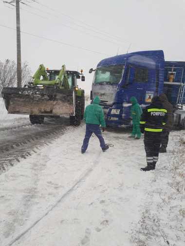 IGSU: Intervenţii ale autorităţilor din cauza vremii nefavorabile în Capitală şi în judeţele Giurgiu şi Teleorman; 4.900 de pompieri cu şenilate şi alte utilaje, pregătiţi să acţioneze