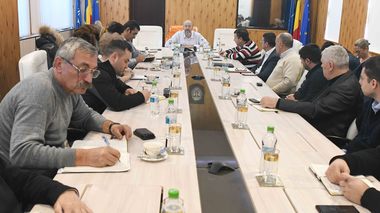 Primăria Capitalei: Aproape 250 de utilaje şi 1.600 de angajaţi ai operatorilor de deszăpezire au acţionat în toate sectoarele după ninsorile de marţi noapte şi miercuri dimineaţă