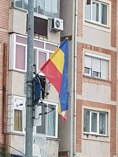 Tricolor arborat greşit la Haţeg, în judeţul Hunedoara. Steagurile au fost comandate de la Timişoara. FOTO