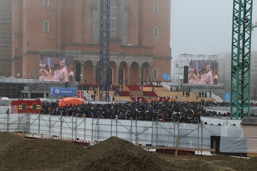 Sute de persoane au rupt cordonul de jandarmi pentru a intra în altarul Catedralei Mântuirii Neamului/Purtătorul de cuvânt al Patriarhiei: Nu au fost incidente. Când sunt mulţi, oamenii se mai înghesuie