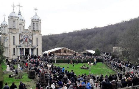 Peste 10.000 de persoane sunt aşteptate la ceremonia religioasă de la Mănăstirea “Peştera Sfântului Apostol Andrei”