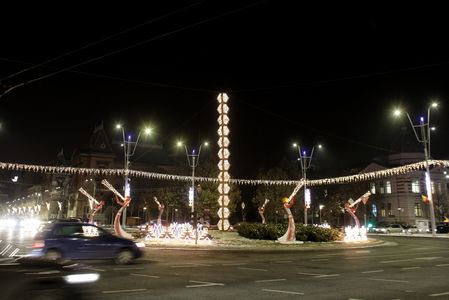 Iluminatul festiv al Capitalei, aprins de doi elevi olimpici în prezenţa a mii de bucureşteni; câteva dintre figurine sunt unicat, fiind dedicate Centenarului Marii Uniri. FOTO