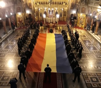 Drapel tricolor de mari dimensiuni purtat de jandarmi, sfinţit la Catedrala Mitropolitană din Timişoara