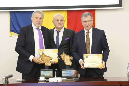 Fostul tenisman Ilie Năstase şi preşedintele FCSB Valeriu Argăseală au primit titlul de Cetăţean de onoare al judeţului Buzău. FOTO