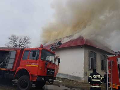 Incendiu la acoperişul atelierelor Liceului Tehnologic Transporturi Auto din Craiova, 50 de elevi fiind evacuaţi. VIDEO