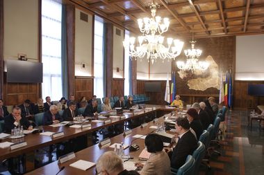 Bugetul Ministerului Muncii şi Justiţiei Sociale, suplimentat cu 43.236.000 de lei din Fondul de rezervă al Guvernului; banii vor fi folosiţi pentru plasa pensiilor şi ajutoarelor