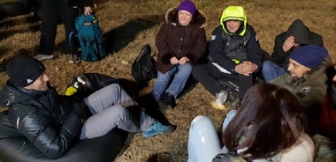 Suporterii ASU Politehnica Timişoara au petrecut o noapte sub cerul liber pentru a trage un semnal de alarmă privind problemele cu care se confruntă oamenii străzii - FOTO

