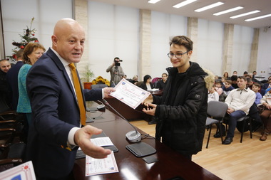 Buzău: Peste 90 de elevi şi 43 de profesori care au obţinut rezultate la olimpiade, premiaţi de Consiliul Judeţean