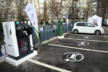 Primele şapte staţii de încărcare a maşinilor electrice din cele 300 care vor fi amplasate în Capitală, puse în funcţiune. FOTO