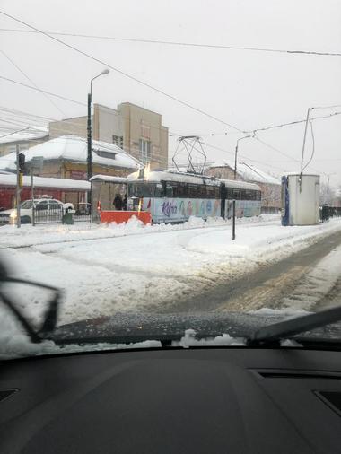 Timiş: Nouă oameni ai străzii au fost duşi la adăpost de autorităţi, în condiţiile ninsorilor abundente