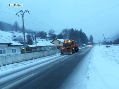 CNAIR: S-a intervenit cu peste 1.400 de utilaje şi s-au răspândit peste 10.000 de tone de material antiderapant; la această oră nu sunt drumuri închise sau restricţionate din cauza vremii. FOTO, VIDEO
