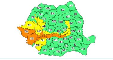 UPDATE ANM: Ninsori abundente, ploi şi polei în opt judeţe din ţară. 200 de localităţi din 4 judeţe nu au curent electric, 150 de arbori doborâţi, 40 de maşini blocate în zăpadă. CNAIR: Nu sunt drumuri închise. FOTO, VIDEO