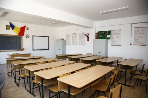 Cursurile şcolare vor fi suspendate, luni, în şcolile din judeţul Gorj, afectat de ninsorile abundente