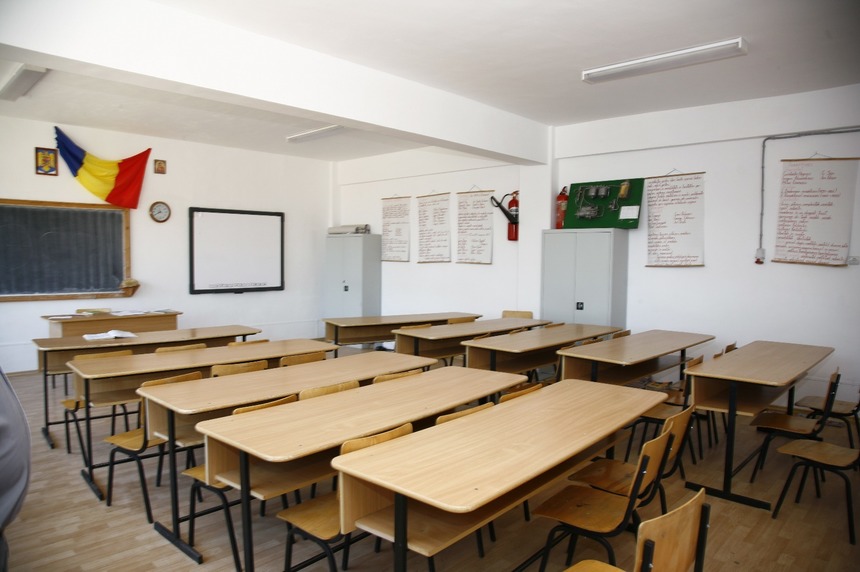 Cursurile şcolare vor fi suspendate, luni, în şcolile din judeţul Gorj, afectat de ninsorile abundente