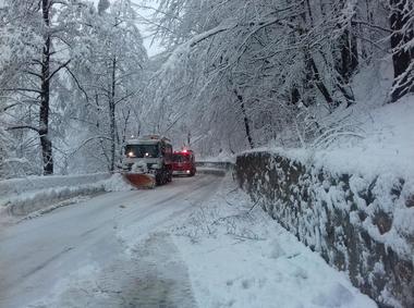 CNAIR: Drumarii au intervenit cu 656 de utilaje şi au răspândit aproximativ 3.200 de tone de material antiderapant. Nu sunt drumuri închise din cauza vremii. FOTO, VIDEO