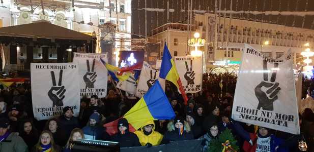 Momente de reculegere, coroane de flori şi lozinci din timpul Revoluţiei de la Timişoara, la marşul suporterilor