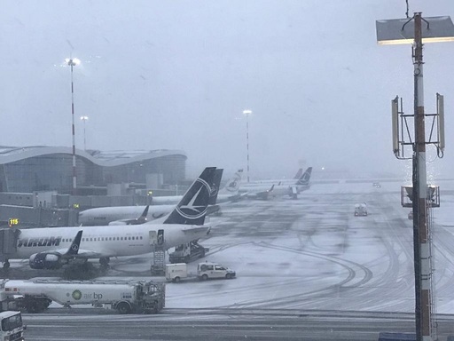 Mai multe curse aeriene au înregistrat întârzieri la decolarea de pe aeroporturile din Sibiu şi Bucureşti, întrucât este nevoie de degivrarea aeronavelor